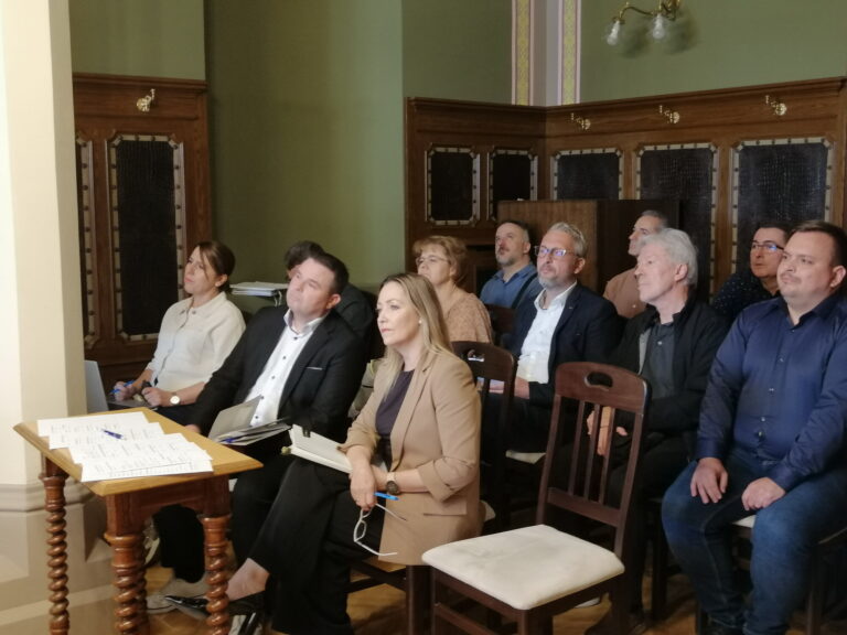 „Ön jogász, hogy ezt állítja?”- kemény adok-kapok ment a „Lex Barta” bizottsági megvitatásán