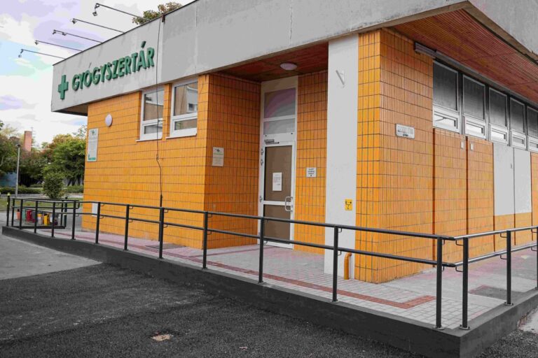 Átadták a Széchenyi sétányi rendelőt, a felújítás részleteit azonban titkolják