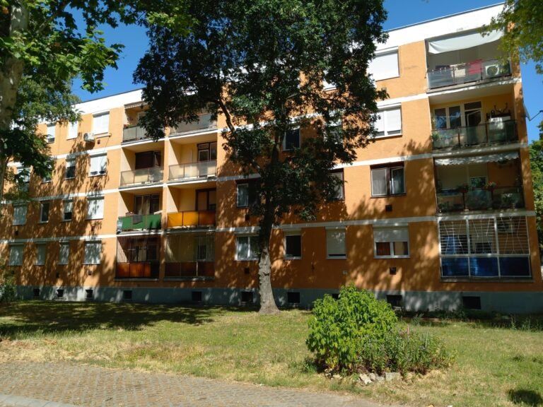 Megkönnyebbülhetnek a társasházak, a jelek szerint egyelőre nem kell füvet nyírniuk