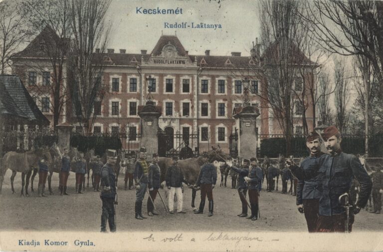 Tablókon mutatják be a főtéren Lechner Ödön kecskeméti épületeit és terveit