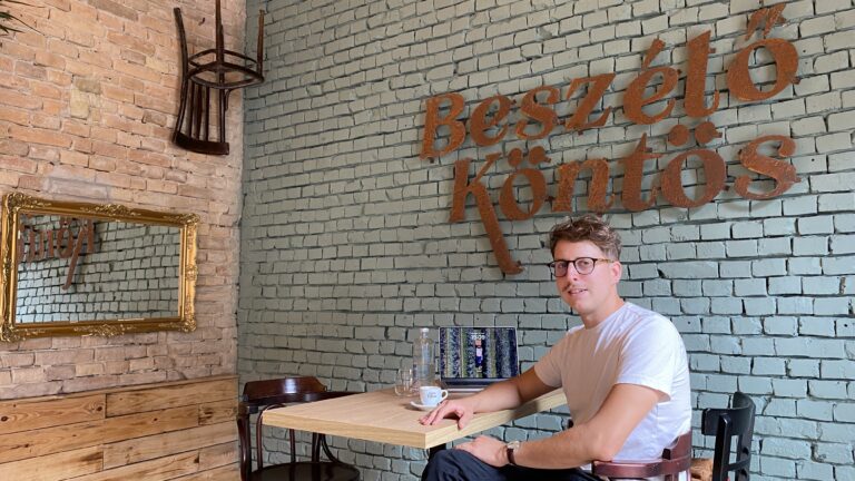 Kecskemét kulthelyévé tennék a régi-új Beszélő Köntöst – nagyinterjú Hódi Gergő tulajdonossal