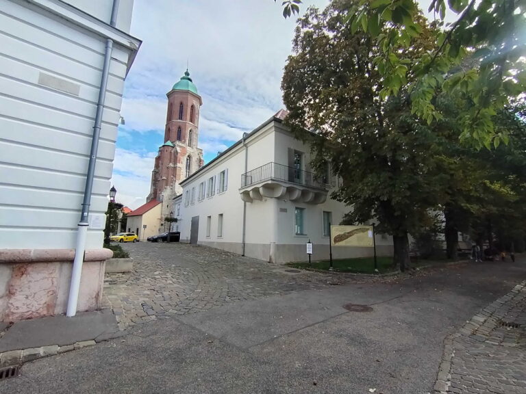 Matolcsy alapítványa a Várból egy kelenföldi panellakásba költözött