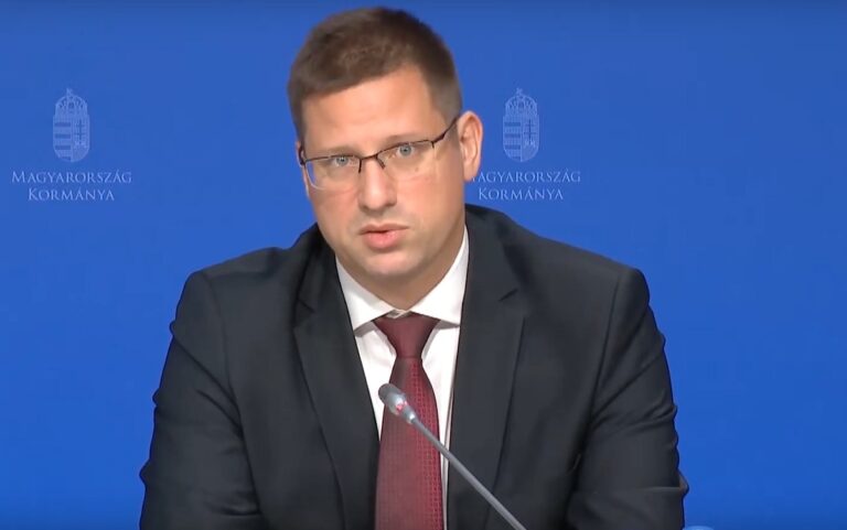 A kecskeméti egyetem befejezésére adott pénzekről kérdezték Gulyás Gergelyt a Kormányinfón (videóval)