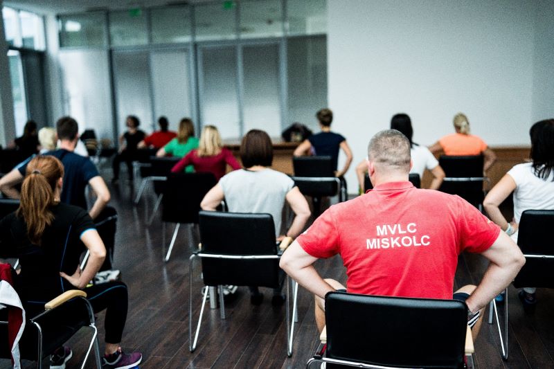A legújabb Hollósy András-féle városfejlesztési akció: testnevelés óra a hivatalban