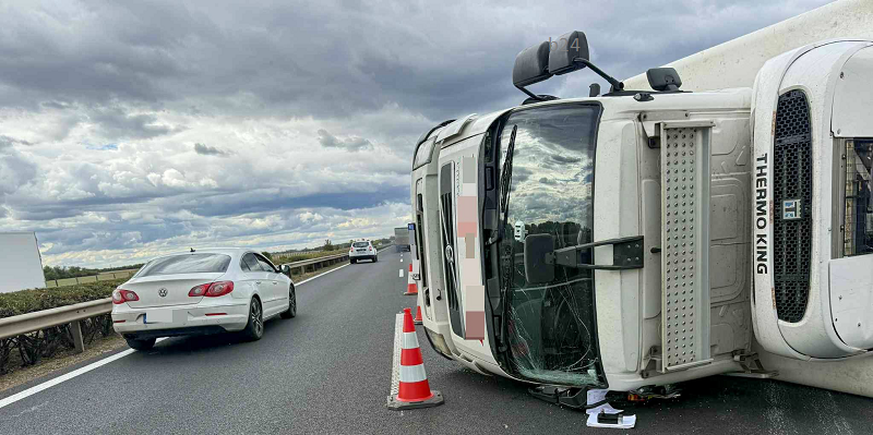 Két baleset is történt az M3-ason, felborult egy teherautó – komoly torlódás alakult ki