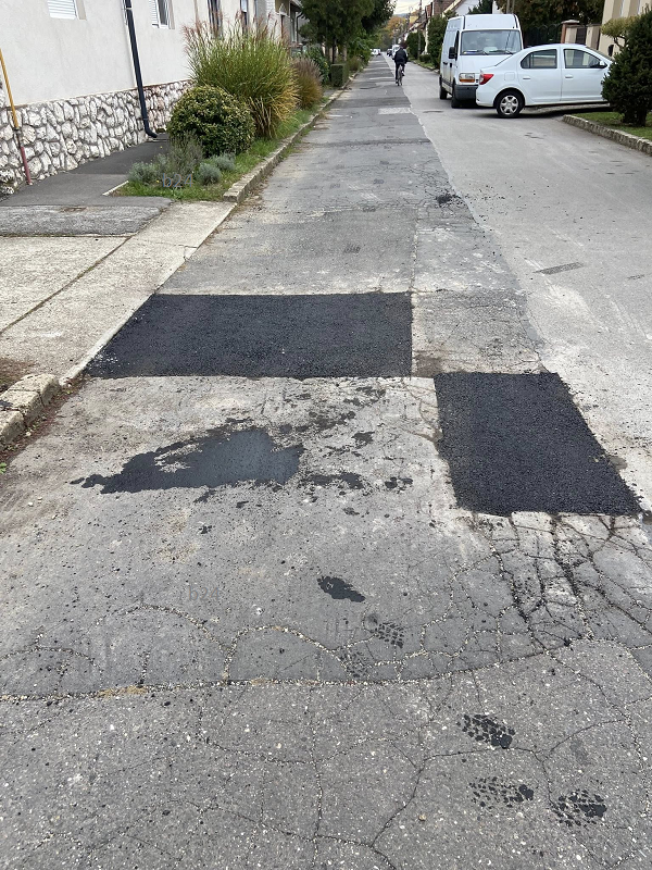 Miskolcon ilyen a kátyúzás 2025 őszén – az újraaszfaltozás fideszes ígérete messzire szállt
