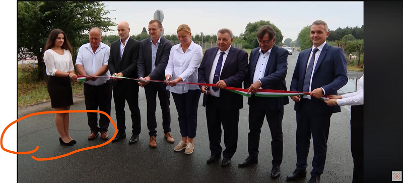 Olyan útszakaszt adott át a Fidesz, amin már a ceremónián is látszódnak a repedések