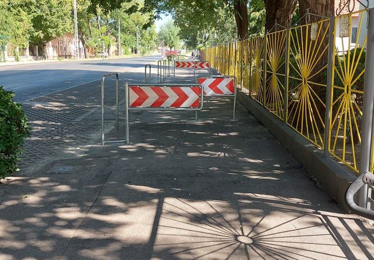 Forgalomlassító akadályok a Ceglédi úti óvoda előtt: a szakszervezet nem bontana
