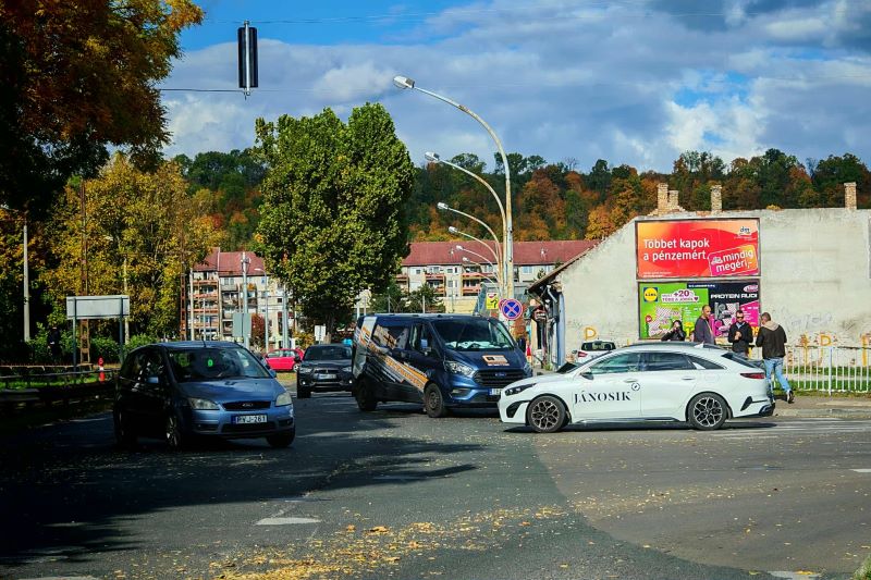 Baleset a Kiss Ernő utca és a Vasgyári út kereszteződésénél