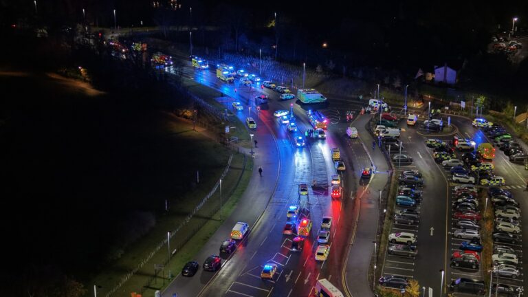 Késes támadásban tizenegyen sérültek meg egy angliai vonaton, ketten életveszélyesen