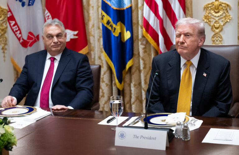 Kegyencjárat: Orbán Viktor washingtoni útja, avagy a nemzeti szuverenitás mélyrepülése (vélemény)