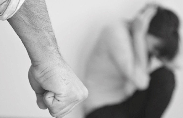 „A nem beleegyezés nem minősül erőszaknak” – felmentették a diáktársát megerőszakoló férfit