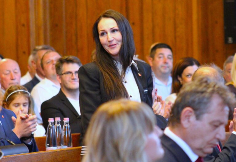 „Ezt teszi a pálinka, legalább ütésképtelenek” – reagált a belvárosi hajléktalanhelyzetre Laczkó-Zsámboki Angéla