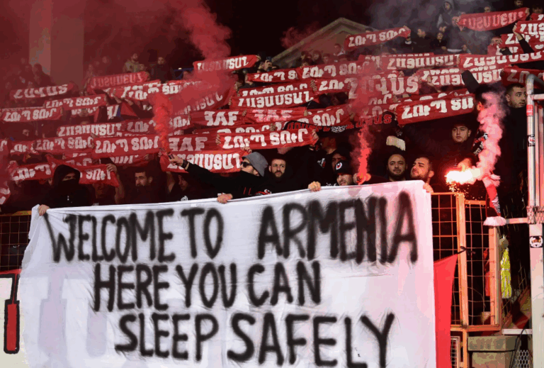 Az örmények nem feledik a baltás gyilkos kiadatását, focimeccsen üzentek a magyaroknak