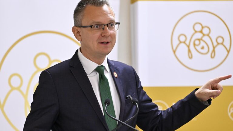 Fideszes képviselő arcképével ellátott teát kaptak az aszódi csecsemők és szüleik