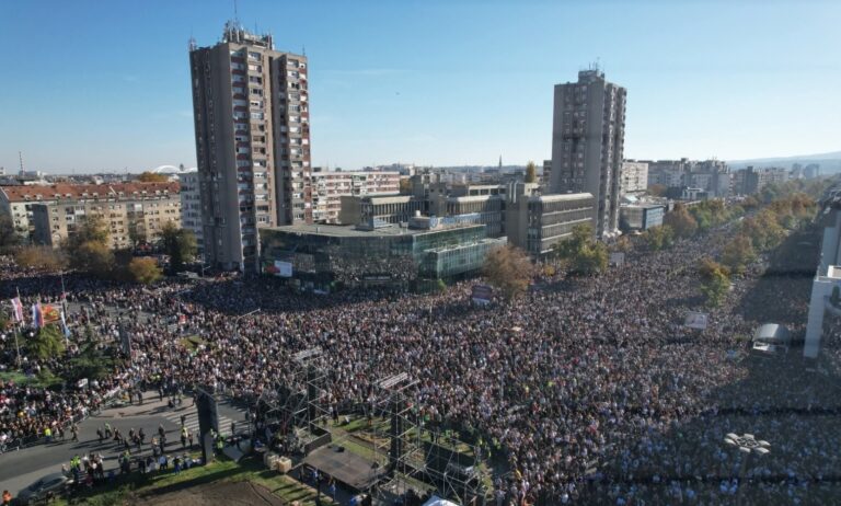 Hatalmas tömeg emlékezett az újvidéki tragédia áldozataira