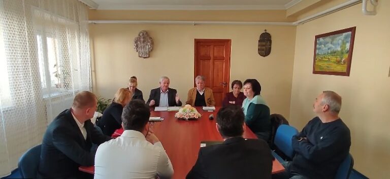 Biztonsági emberek a testületi ülésen – végül nem lett meg a többség a feloszlatáshoz Ágasegyházán