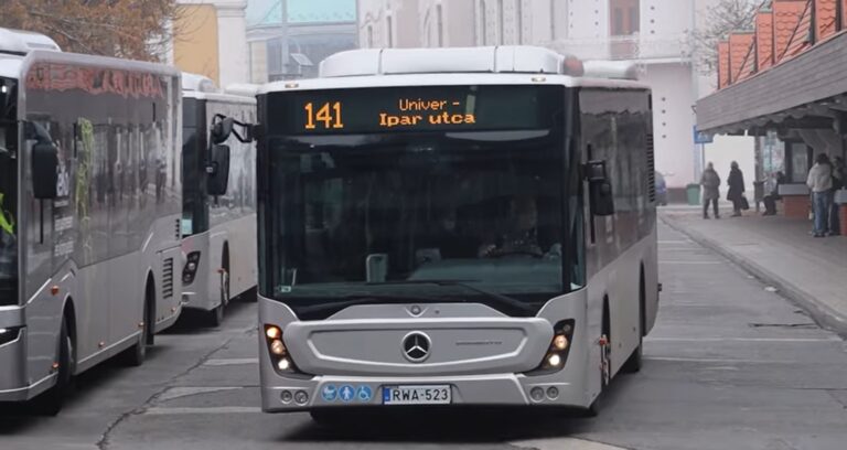 Nem állítják vissza a buszok régi számozását, és a netes panaszokkal sem foglalkoznak, mert az “a politikai hisztéria része”