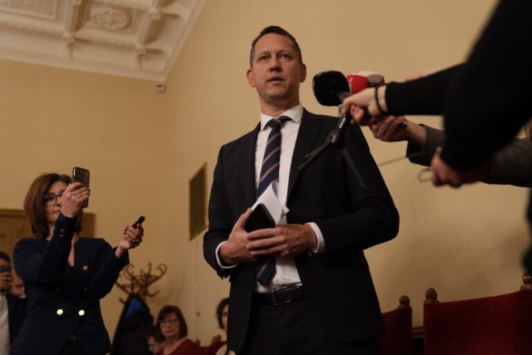 A KDNP-s és a FIDESZ-es bizottsági tagok sem vettek részt a Népjóléti Bizottság gyermekvédelmi ülésén