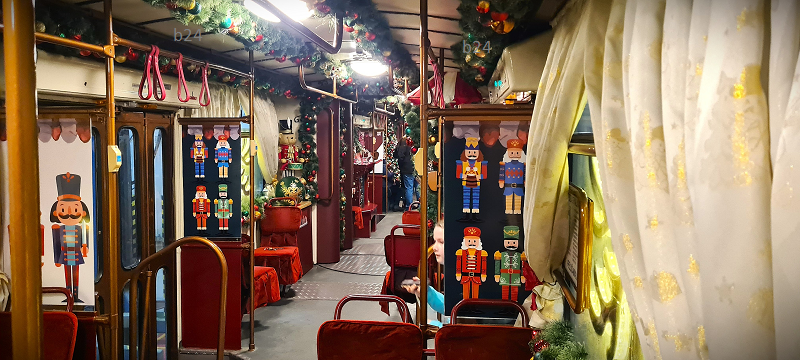 Kigördült: egészen átalakult díszítésű adventi villamost láthatunk idén Miskolcon (képek)