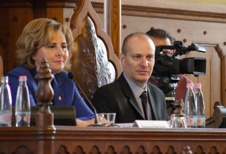 Azt állítja Kecskemét jegyzője, hogy az önkormányzatnak nincs tudomása a saját tulajdonában lévő cégek alkalmazottairól