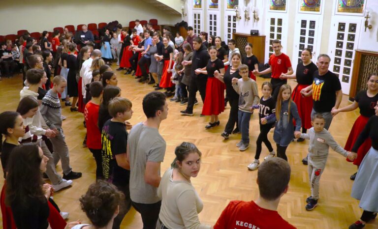 Táncházat szervezett a rendőrség, ezt látják a bűnmegelőzés egyik új útjának – videóval