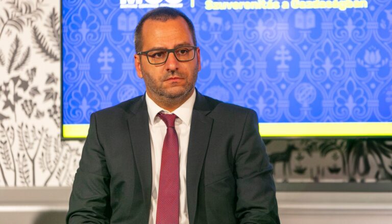 Elmarasztalta a bíróság a Szuverenitásvédelmi Hivatalt, sérelemdíjat is kell fizetniük az Átlátszónak