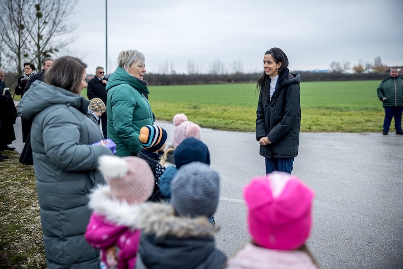 Gyerekekkel kampányolás: Koncz Zsófia és a hernádkaki útátadó