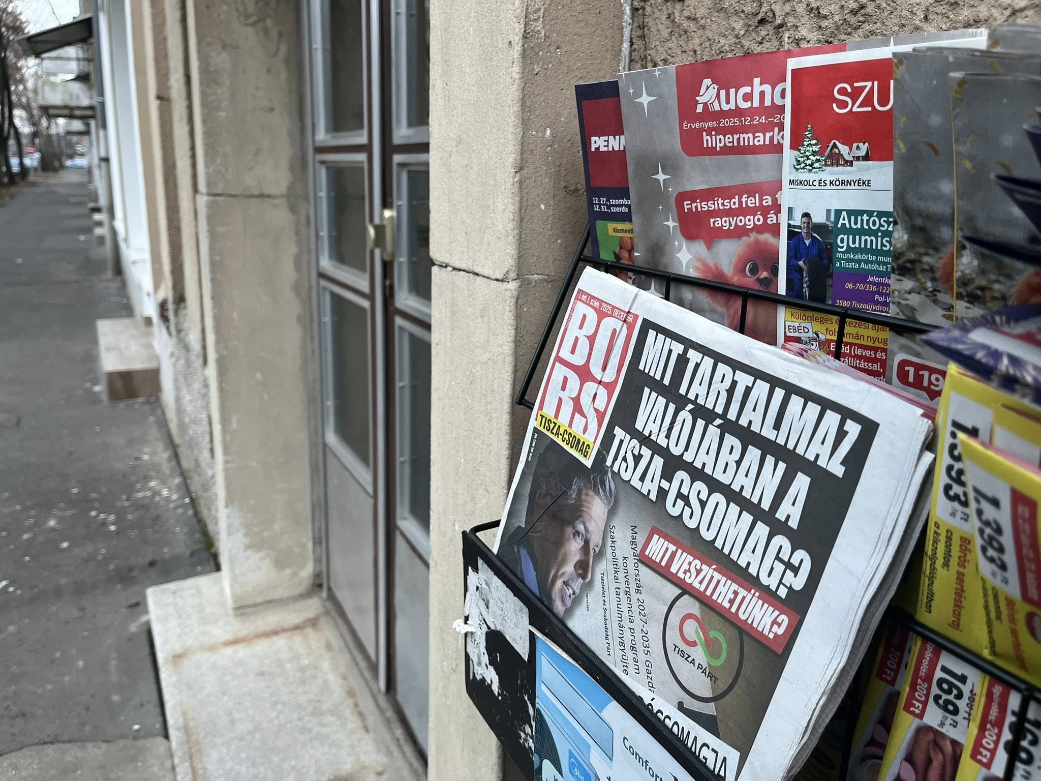 Miskolcon is terjesztik a bírósági tiltás ellenére a hazug Bors kiadványt
