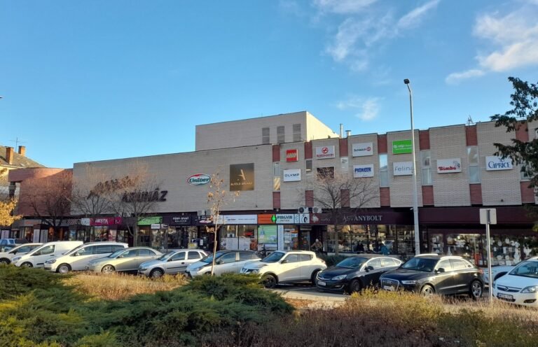 Csalók gyűjtenek adományokat az Alföld Áruház parkolójában, a rendőrség erre figyelmeztet