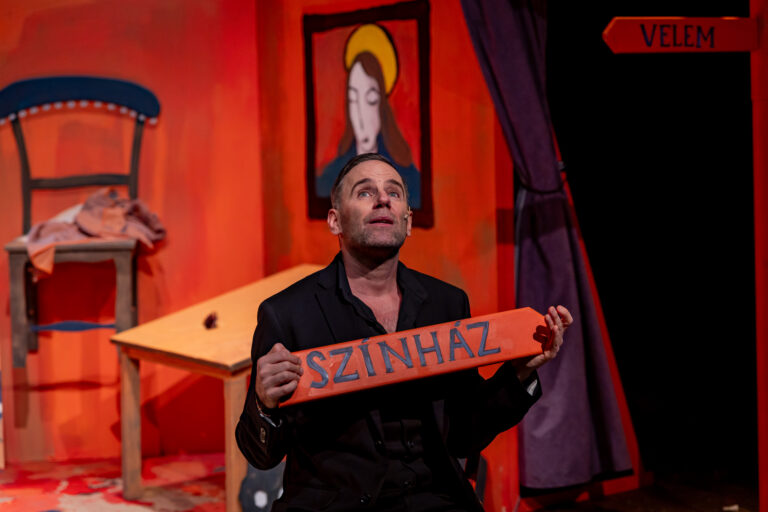 Nagymamájához, Törőcsik Marihoz fűződő emlékeiből állított színpadra egy emlékestet Járai Máté színművész