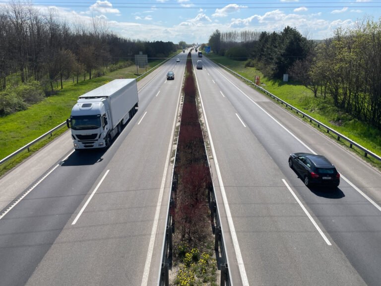 Visszaterelnék a teherforgalmat a gyorsforgalmi úthálózatra, ezért emelik az útdíjakat és a bírságokat