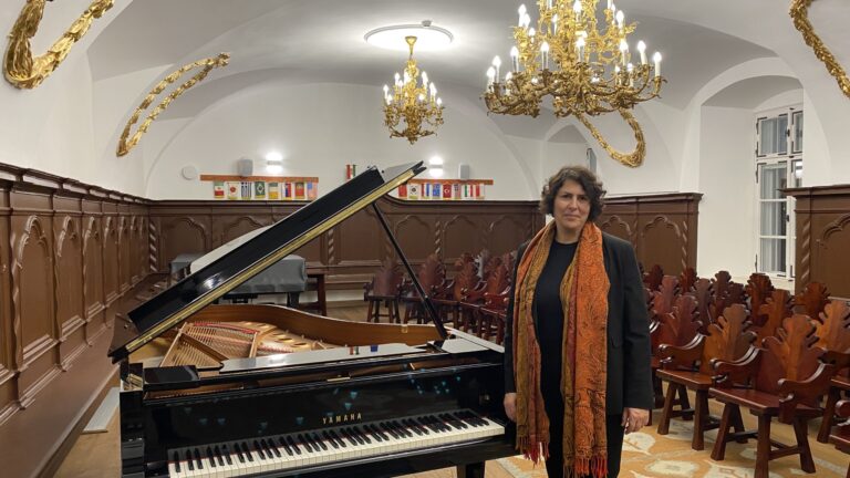 Gregorián dallamokkal és ritka emlékekkel várja az ünneplőket Mikulás napján a Kodály Intézet