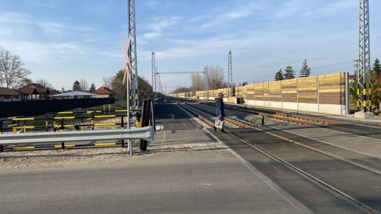 Hadházy: biztosítóberendezés nélkül indulhat a Bács-Kiskunon is áthaladó kínai „szupervasút”