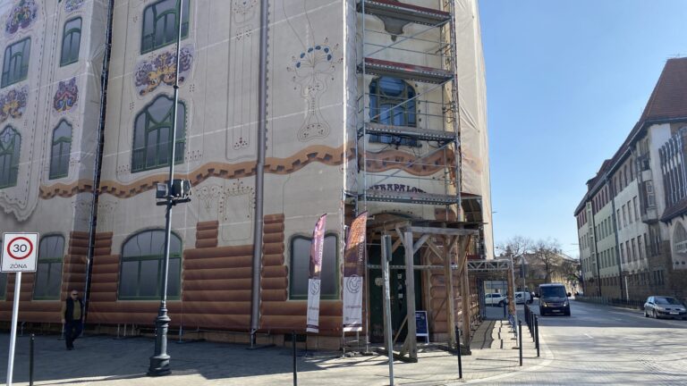 Cifrapalota homlokzatának felújítása: végre kiderült, mikorra tűnhet el az állványzat az épület elől