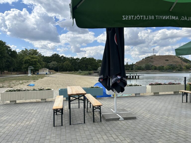 Egy nyár után szerződést bontanak a Domb Beach üzemeltetőjével, aki eleve furcsa körülmények között kapta meg használatra a strandot