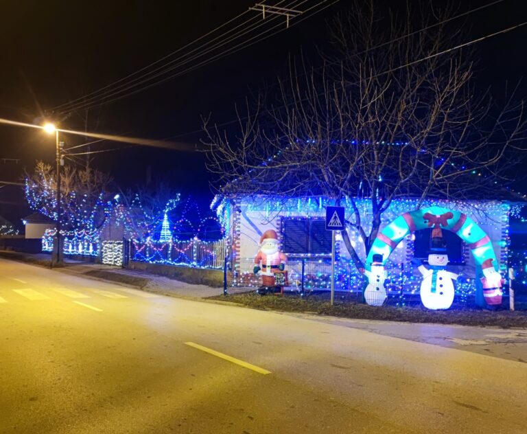 Túlméretes díszek a ház előtt: úgy tűnik, marad a karácsonyi csoda Lakiteleken