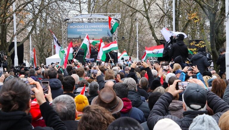 Rendőrségi (?) atrocitás és rejtélyes térfigyelő kamerák a Tisza kecskeméti rendezvényén