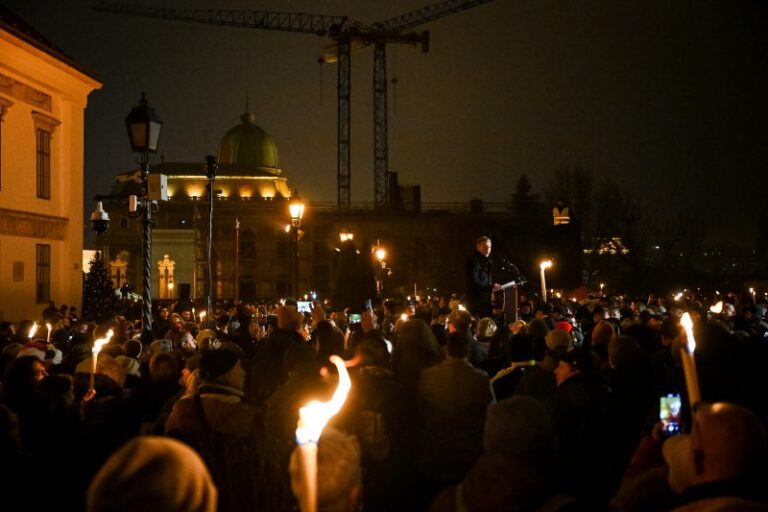 Magyar Péter több ezer emberrel követelt változást a gyermekvédelemben Budapesten