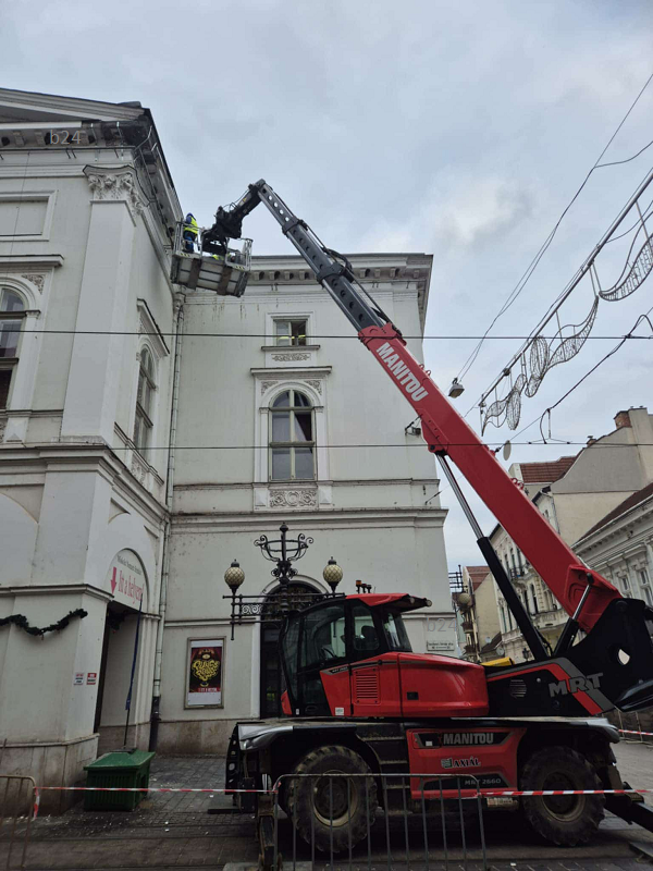 Már kész is: megszüntették a balesetveszélyt a Miskolci Nemzeti Színháznál
