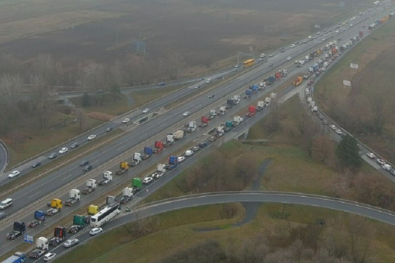 Félelmében a kormány rendőri segítséggel kitiltotta az ezres nagyságrendű kamionos tiltakozókat, csak 50-et engedtek be