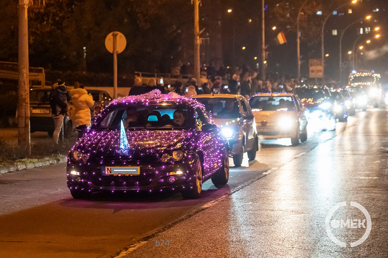 Látványos fényfelvonulás a borsodi városban