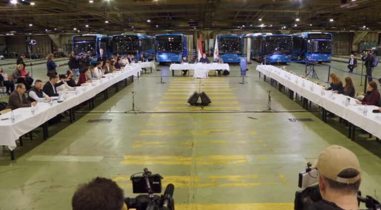 Rendkívüli közgyűlés a buszgarázsban: hivatalos, hogy Budapest a kormány nélkül nem tudja kifizetni a számláit