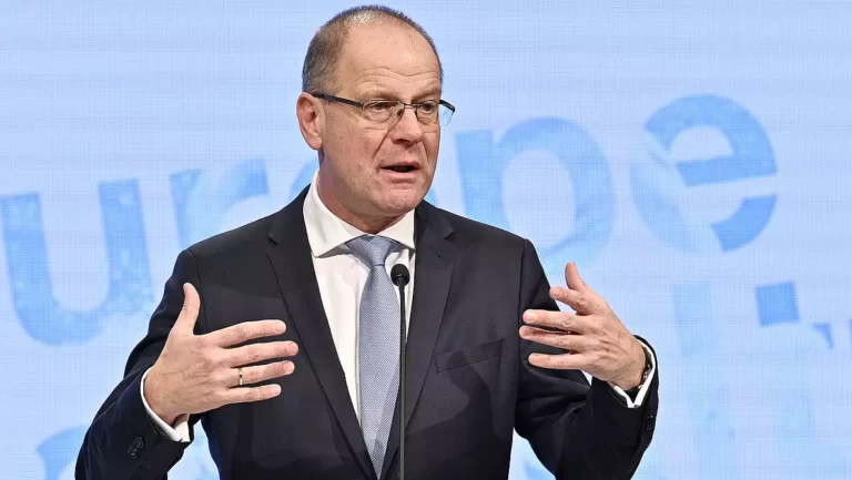 Valamikor a választások után majd letesznek valamit az asztalra Navracsics szerint