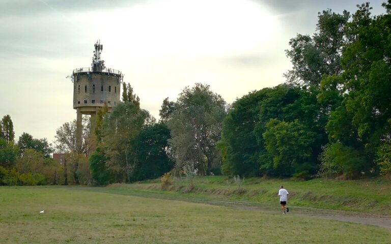 Volt egy ellenzéki javaslat a volt KTE-pálya pótlására, de a polgármester közölte, most nincs rá pénz