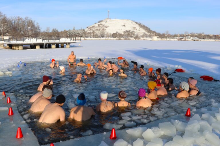 Hóból a jeges vízbe – fogvacogtató mutatvány volt a Sivatagi Fókák legújabb merülése (galériával)