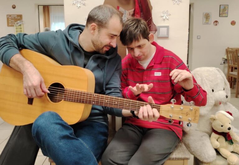 Idősek otthonában és értelmi fogyatékos emberek számára is tart foglalkozásokat a kecskeméti zeneterapeuta