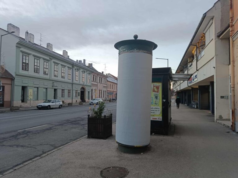 Mosonmagyaróváron eltűntek a harckocsis plakátok, a városvezetés nem szeretne „szellemi környezetszennyezést”