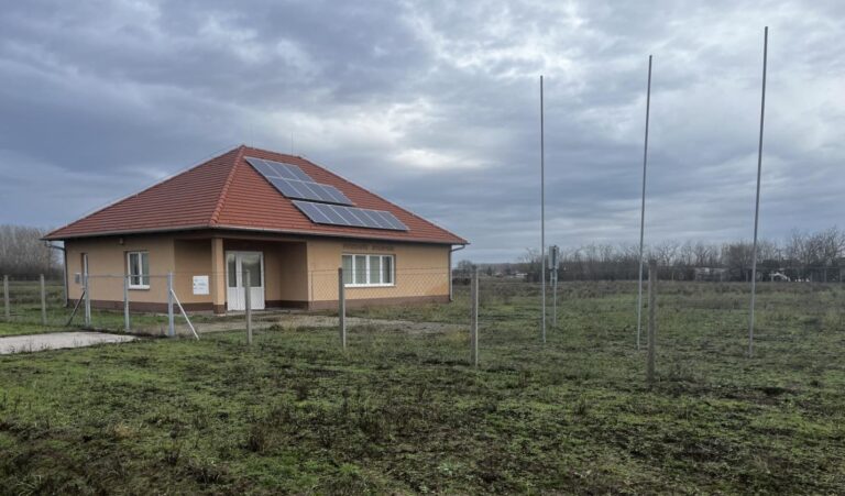 „Az EU-s pénzek elherdálásának a szimbóluma” – posztolta Hadházy Ákos a nyársapáti „ipari parkról”