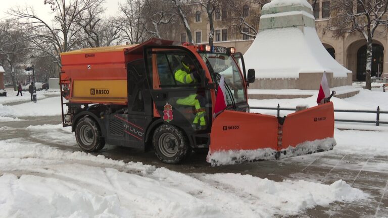 „Folyamatosan zajlik a hókotrás”, „teljes kapacitással” dolgoznak – közölte a Városüzemeltetési Kft.